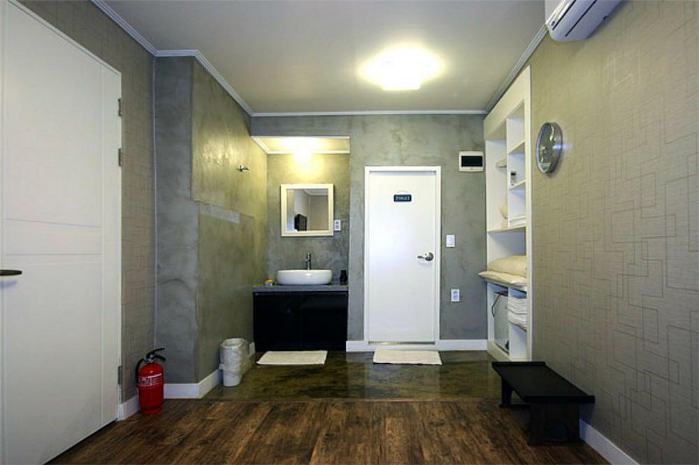 Crib 49 Guesthouse - Foreigner Only Seoul Exteriör bild